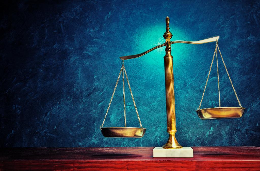 Ungleiche Bezahlung von Kindergartenlehrpersonen dargestellt durch Waage (© Jerry Sliwowski / Fotolia.com)