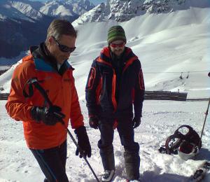 Markus Wey (links) gerade im Grundkurs Lawinen. (&copy; Mammut Alpine School / ZVG)