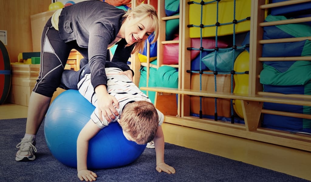 Heilpädagoginnen und Heilpädagogen betreuen Kinder, die zusätzliche Aufmerksamkeit und Betreuung benötigen. Foto: Fotolia
