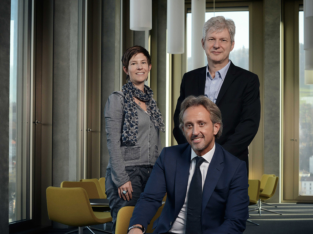 Die Gesch&auml;ftsleitung des WBZ-FHS (v.l.n.r.): Martina B&auml;rlocher, Prof. Dr. Jos&eacute; Gomez (sitzend) und Prof. Dr. Reto Eugster. (&copy; FHS St. Gallen)