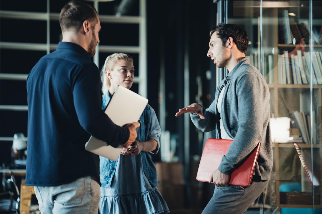 Offene Kommunikation und regelmässige Feedbacks sind entscheidend im Change Management. Foto: Adobe Stock