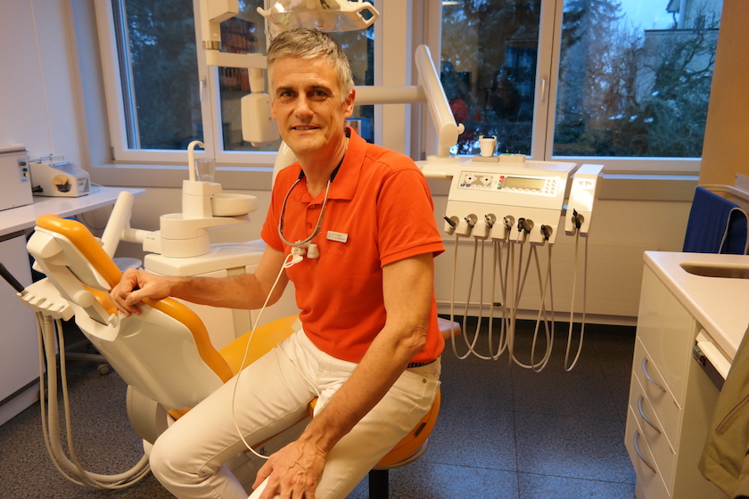 Thomas von Wyttenbach: In seiner Zahnarztpraxis in Altdorf sind zwei Dentalhygienikerinnen t&auml;tig. Foto: (&copy;Martina Tresch-Regli)