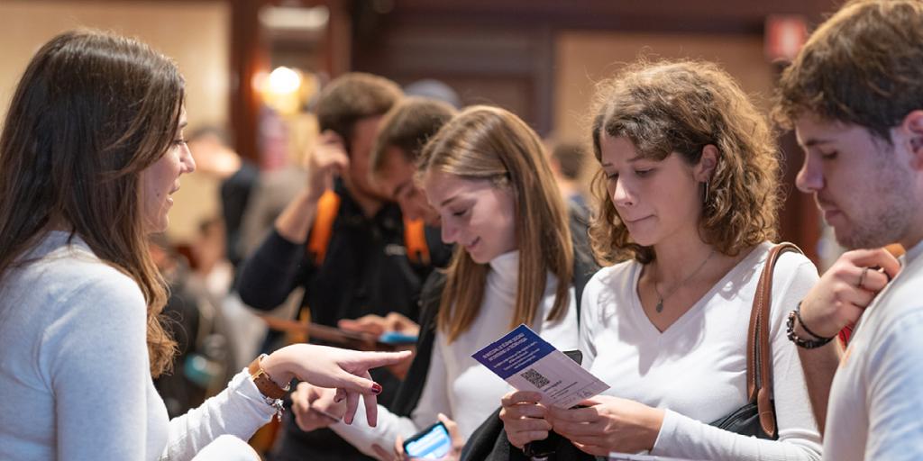 Der Messebesuch hilft, passende Programme zu finden, Zulassungsvoraussetzungen zu klären und sich auf das Studium vorzubereiten. Foto: QS-topuniversities