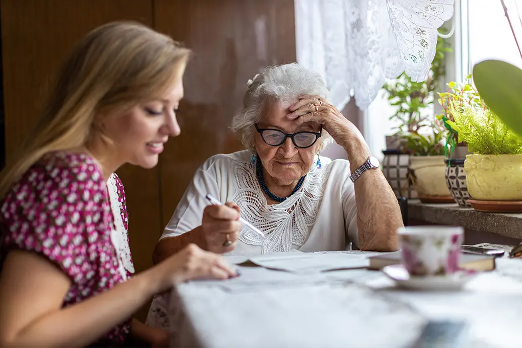 Sozialbegleiterinnen und Sozialbegleiter helfen bei der Alltags- und Freizeitgestaltung.  Foto: Adobe Stock